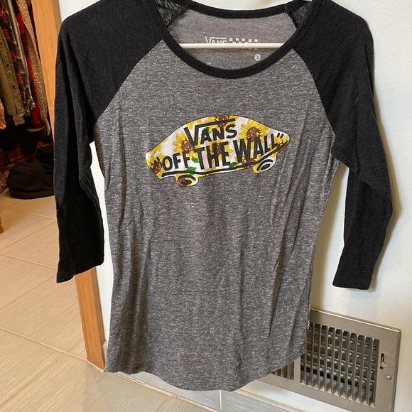 2 gently worn Vans quarter length shirts - Picture 5 of 8